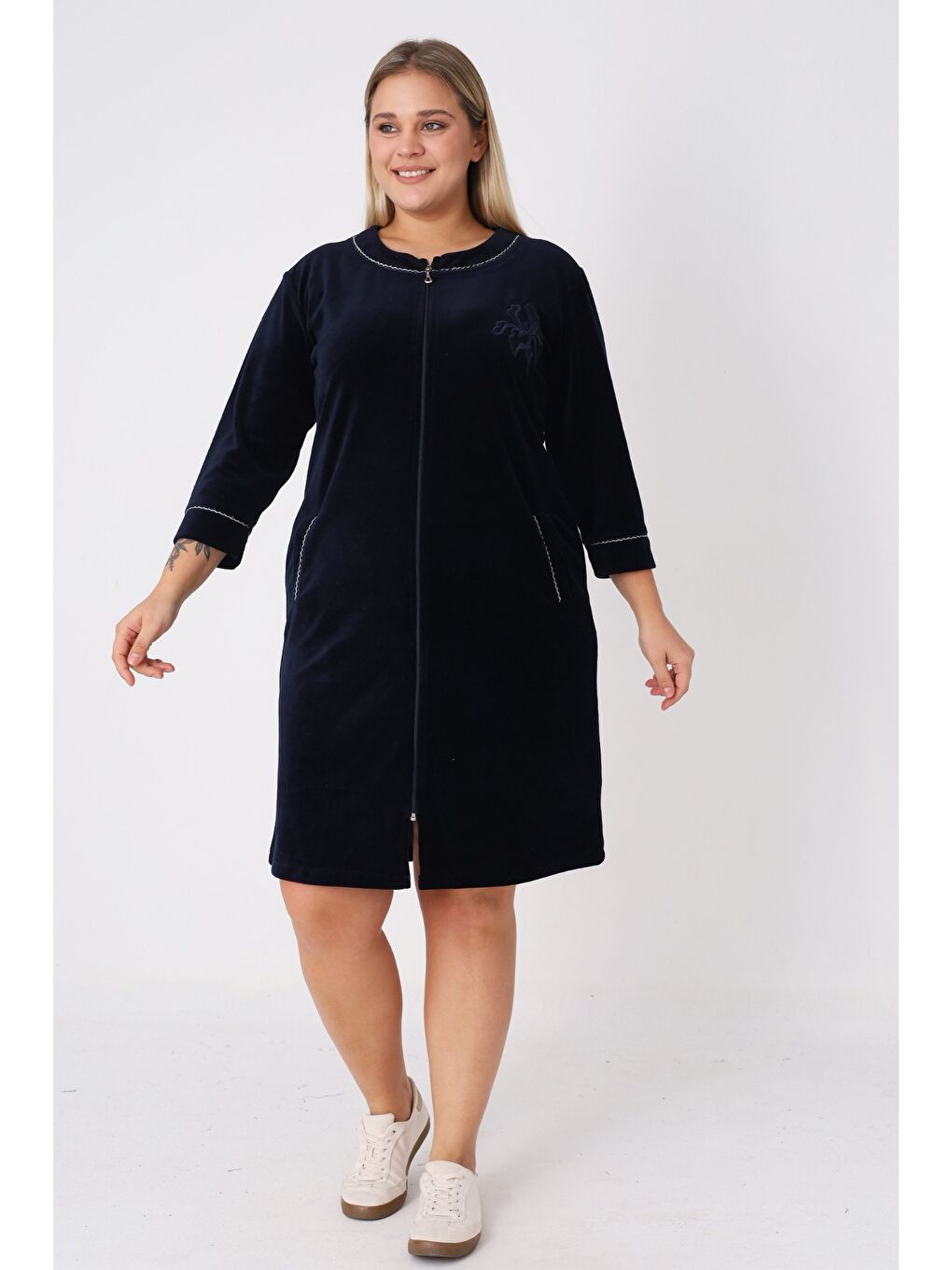 Kadın Büyük Beden Lacivert Pamuklu Kadife Fermuarlı Şerit Detaylı Nakışlı Cepli Truvakar Kol Elbise-3