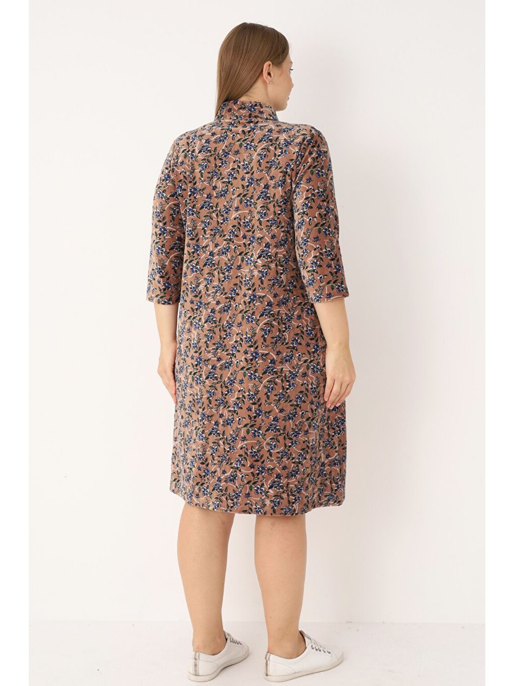 Kahverengi Çiçek Desenli Pamuklu Kadife Cepli Gömlek Yaka Fermuarlı Büyük Beden Elbise-4