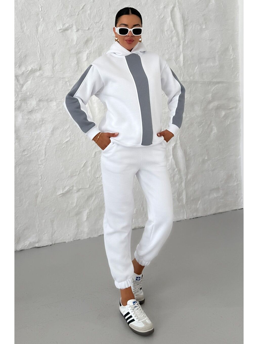 Kadın Beyaz Kapüşonlu Kol Ve Göğüs Dikey Kalın Şeritli Alt-Üst Eşofman Takımı