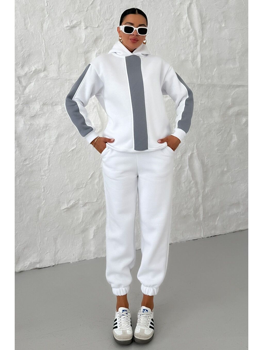 Kadın Beyaz Kapüşonlu Kol Ve Göğüs Dikey Kalın Şeritli Alt-Üst Eşofman Takımı-1