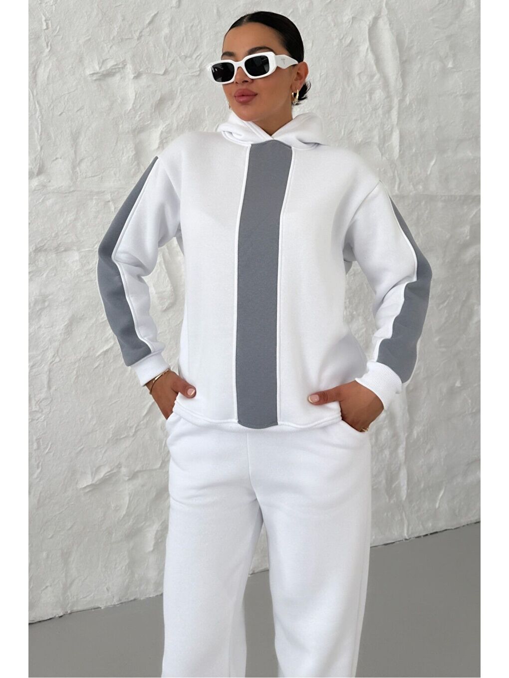 Kadın Beyaz Kapüşonlu Kol Ve Göğüs Dikey Kalın Şeritli Alt-Üst Eşofman Takımı-3