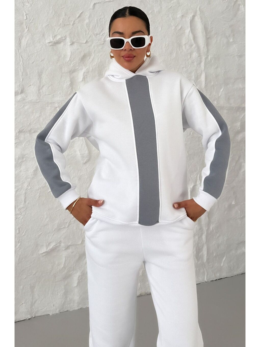 Kadın Beyaz Kapüşonlu Kol Ve Göğüs Dikey Kalın Şeritli Alt-Üst Eşofman Takımı-4