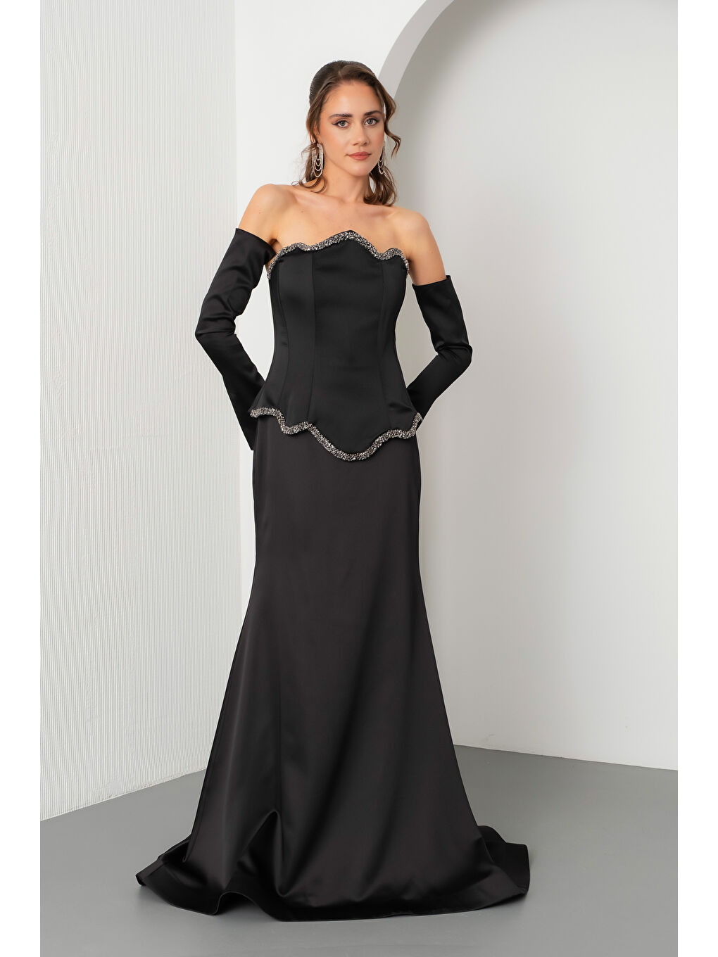 Kadın Siyah Straplez Taşlı Saten Balık Abiye Elbise