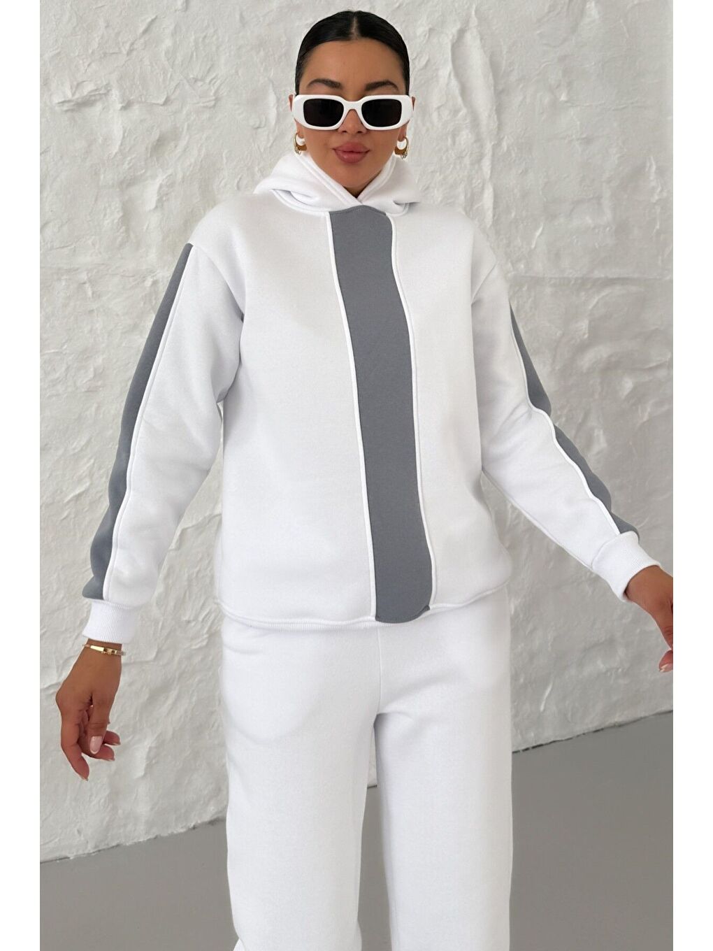 Kadın Beyaz Kapüşonlu Kol Ve Göğüs Dikey Kalın Şeritli Alt-Üst Eşofman Takımı-5