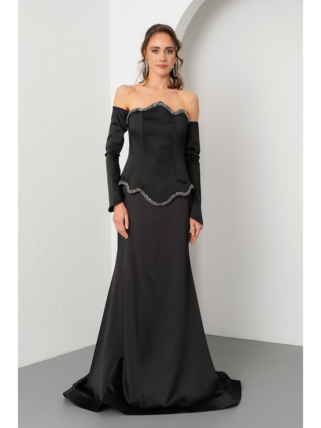 Kadın Siyah Straplez Taşlı Saten Balık Abiye Elbise-1