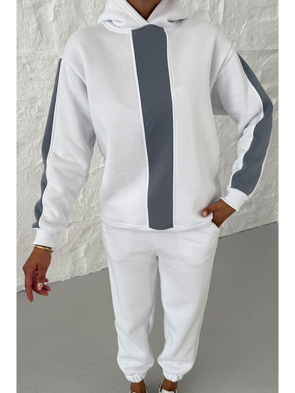 Kadın Beyaz Kapüşonlu Kol Ve Göğüs Dikey Kalın Şeritli Alt-Üst Eşofman Takımı-6