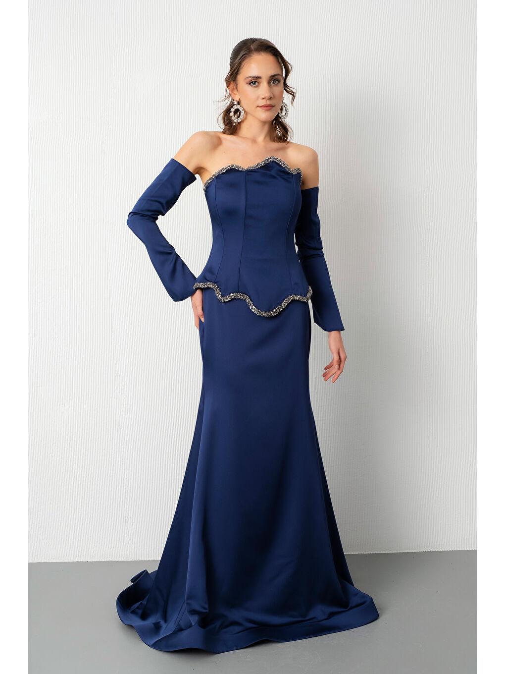 Kadın Lacivert Straplez Taşlı Saten Balık Abiye Elbise