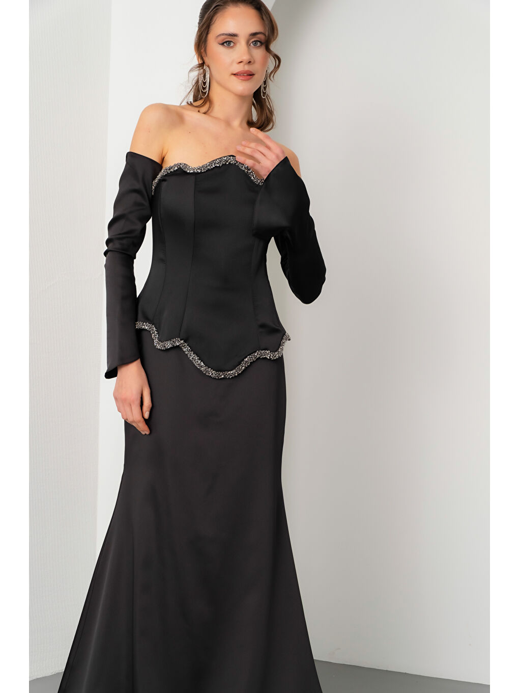 Kadın Siyah Straplez Taşlı Saten Balık Abiye Elbise-2