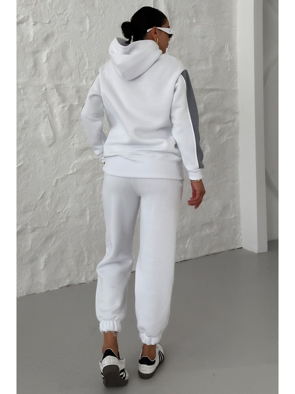Kadın Beyaz Kapüşonlu Kol Ve Göğüs Dikey Kalın Şeritli Alt-Üst Eşofman Takımı-7