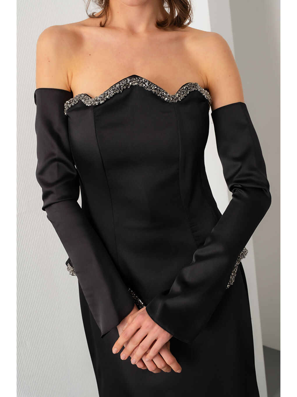 Kadın Siyah Straplez Taşlı Saten Balık Abiye Elbise-3