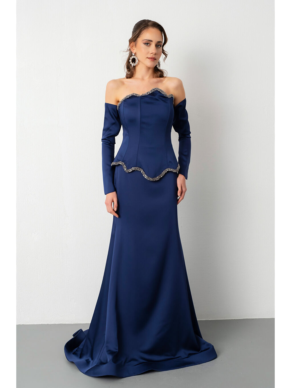 Kadın Lacivert Straplez Taşlı Saten Balık Abiye Elbise-1