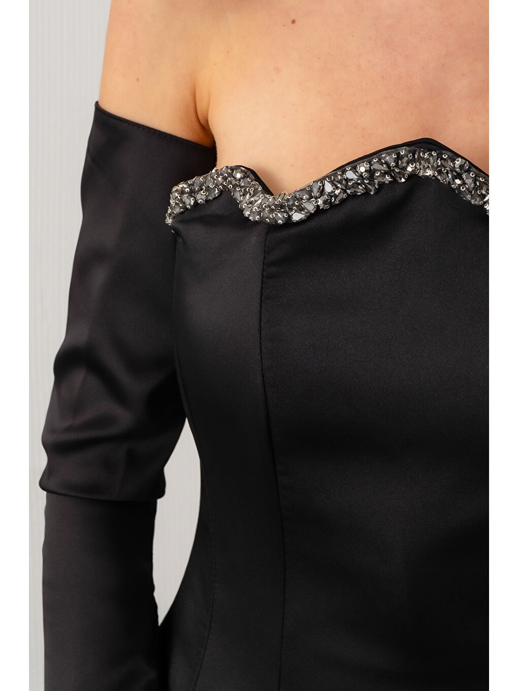 Kadın Siyah Straplez Taşlı Saten Balık Abiye Elbise-4