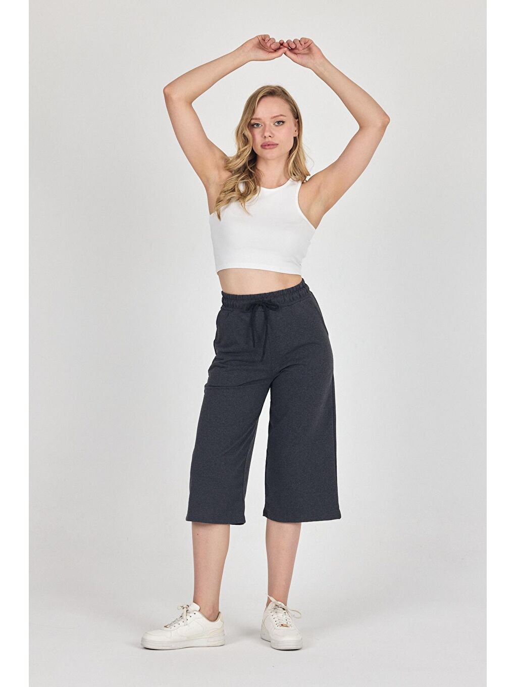 Gri Yüksek Bel Cepli Rahat Kesim Mevsimlik Kadın Diz Altı Bermuda Füme Kapri Şort-2