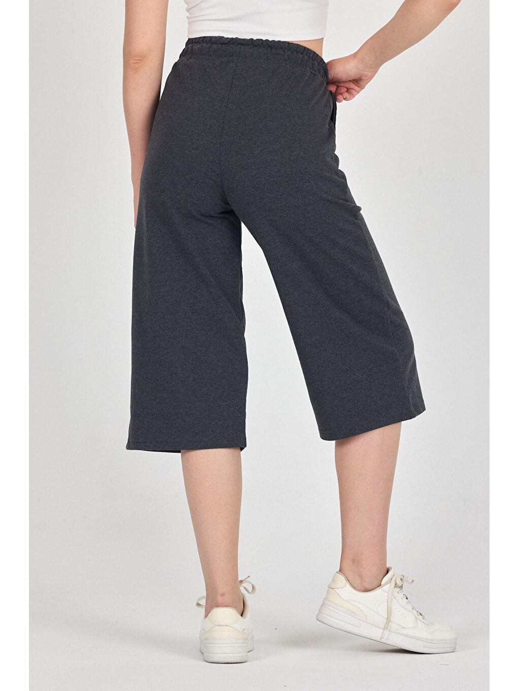 Gri Yüksek Bel Cepli Rahat Kesim Mevsimlik Kadın Diz Altı Bermuda Füme Kapri Şort-5