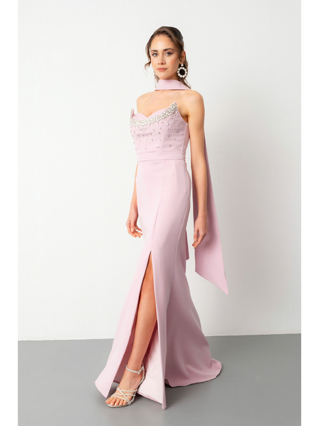 Pembe Kadın Pudra Fularlı Göğsü Taşlı Uzun Balık Abiye Elbise