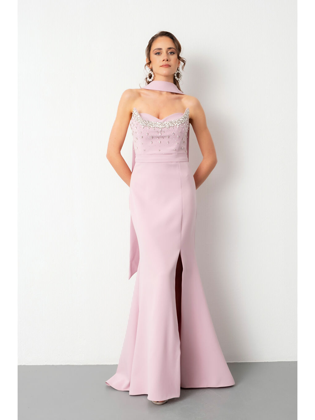 Pembe Kadın Pudra Fularlı Göğsü Taşlı Uzun Balık Abiye Elbise-1