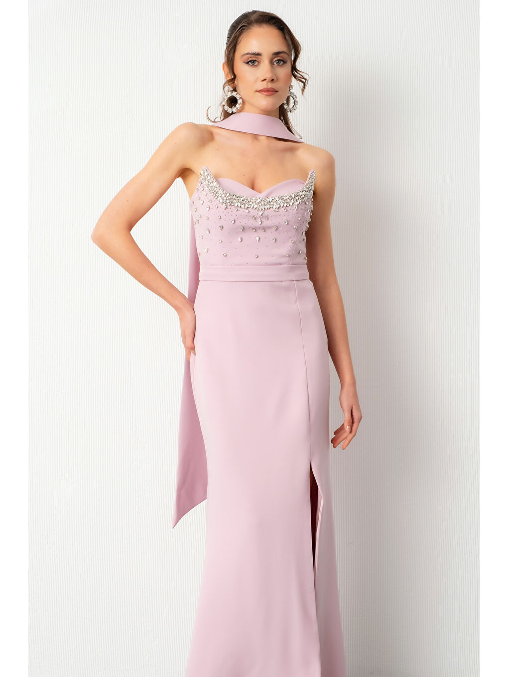 Pembe Kadın Pudra Fularlı Göğsü Taşlı Uzun Balık Abiye Elbise-2