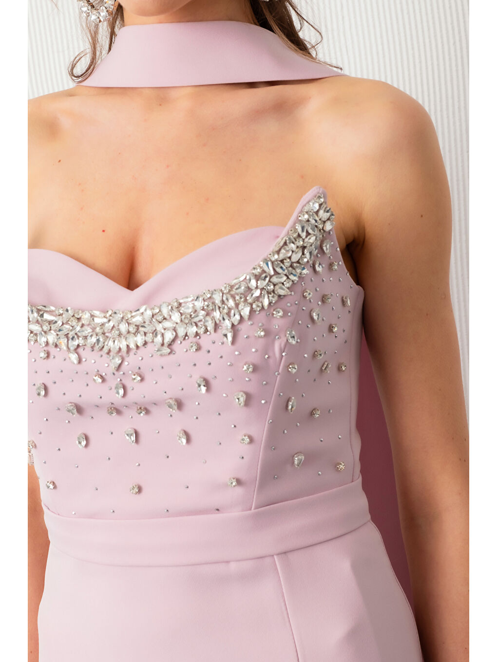 Pembe Kadın Pudra Fularlı Göğsü Taşlı Uzun Balık Abiye Elbise-3