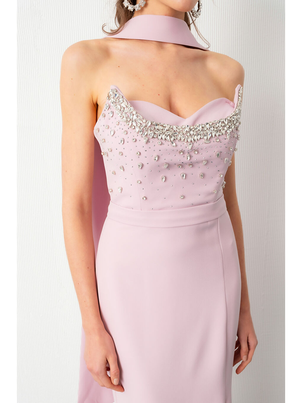 Pembe Kadın Pudra Fularlı Göğsü Taşlı Uzun Balık Abiye Elbise-4