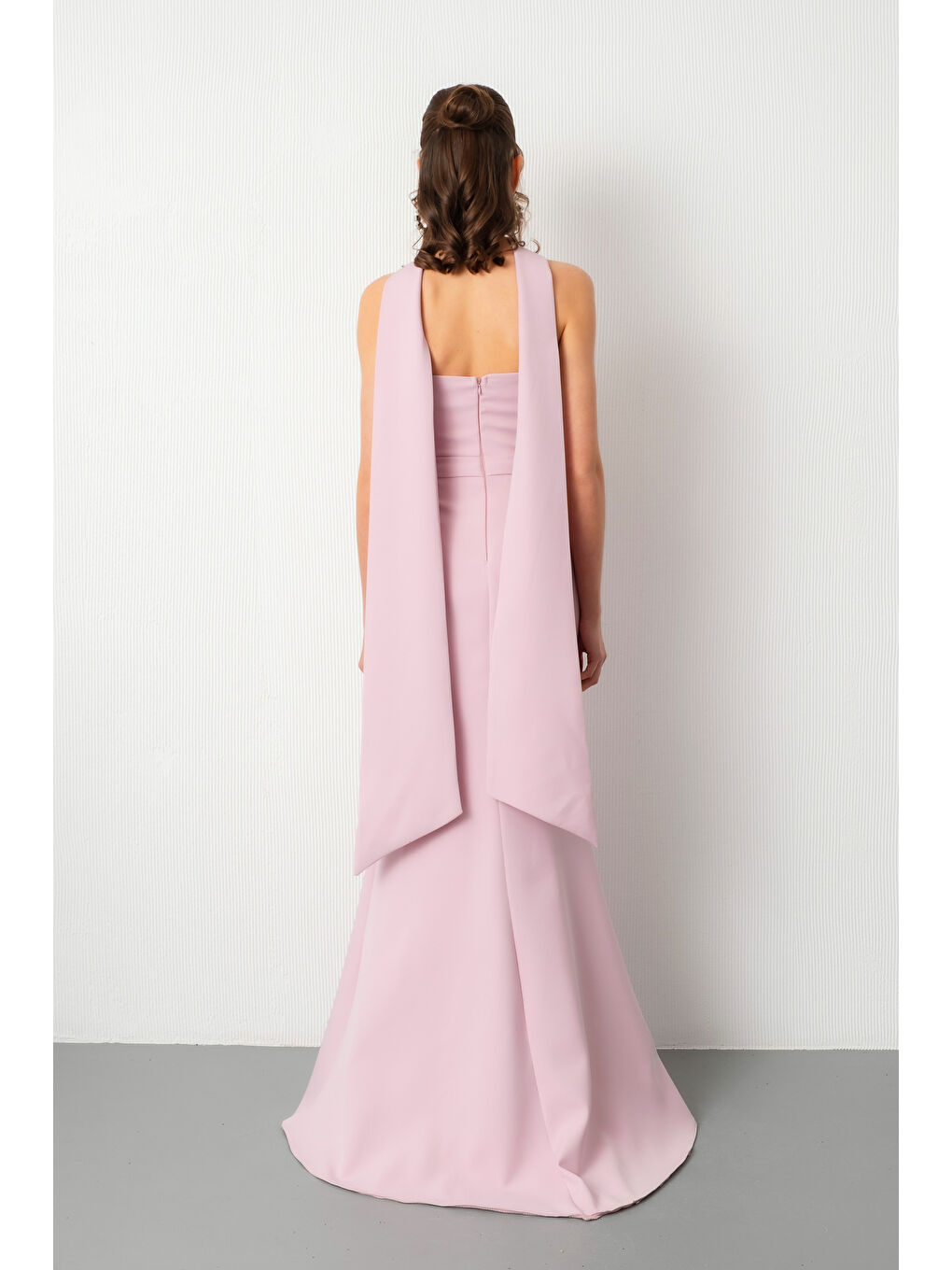 Pembe Kadın Pudra Fularlı Göğsü Taşlı Uzun Balık Abiye Elbise-5