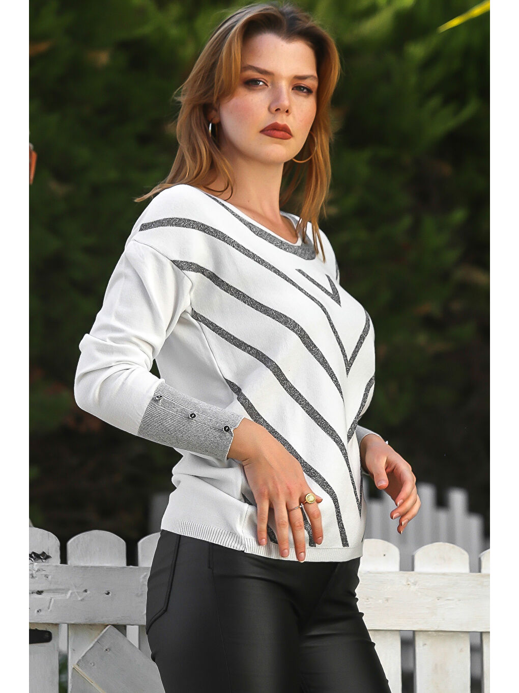 Ekru V Yaka Manşetli Kollu Düğmeli Simli Casual Triko Kazak 65 60