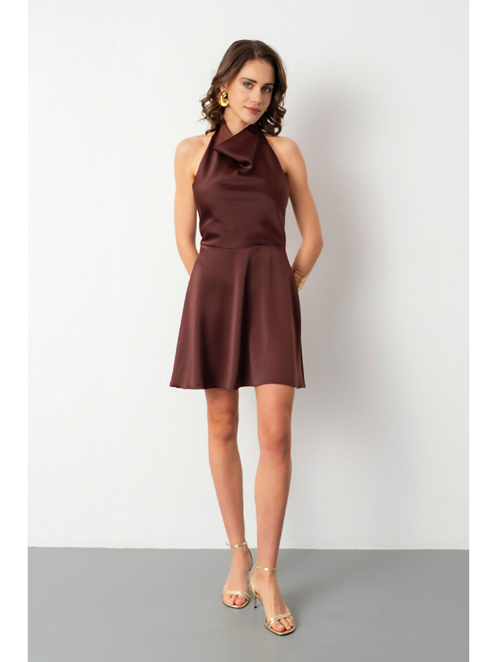 Kadın Kahverengi Sırt Dekolteli Mini Saten Mezuniyet Abiye Elbise-1