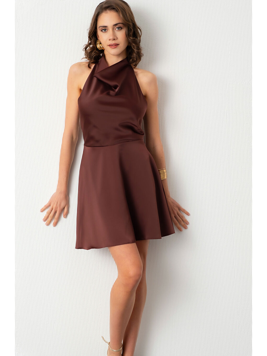 Kadın Kahverengi Sırt Dekolteli Mini Saten Mezuniyet Abiye Elbise-2