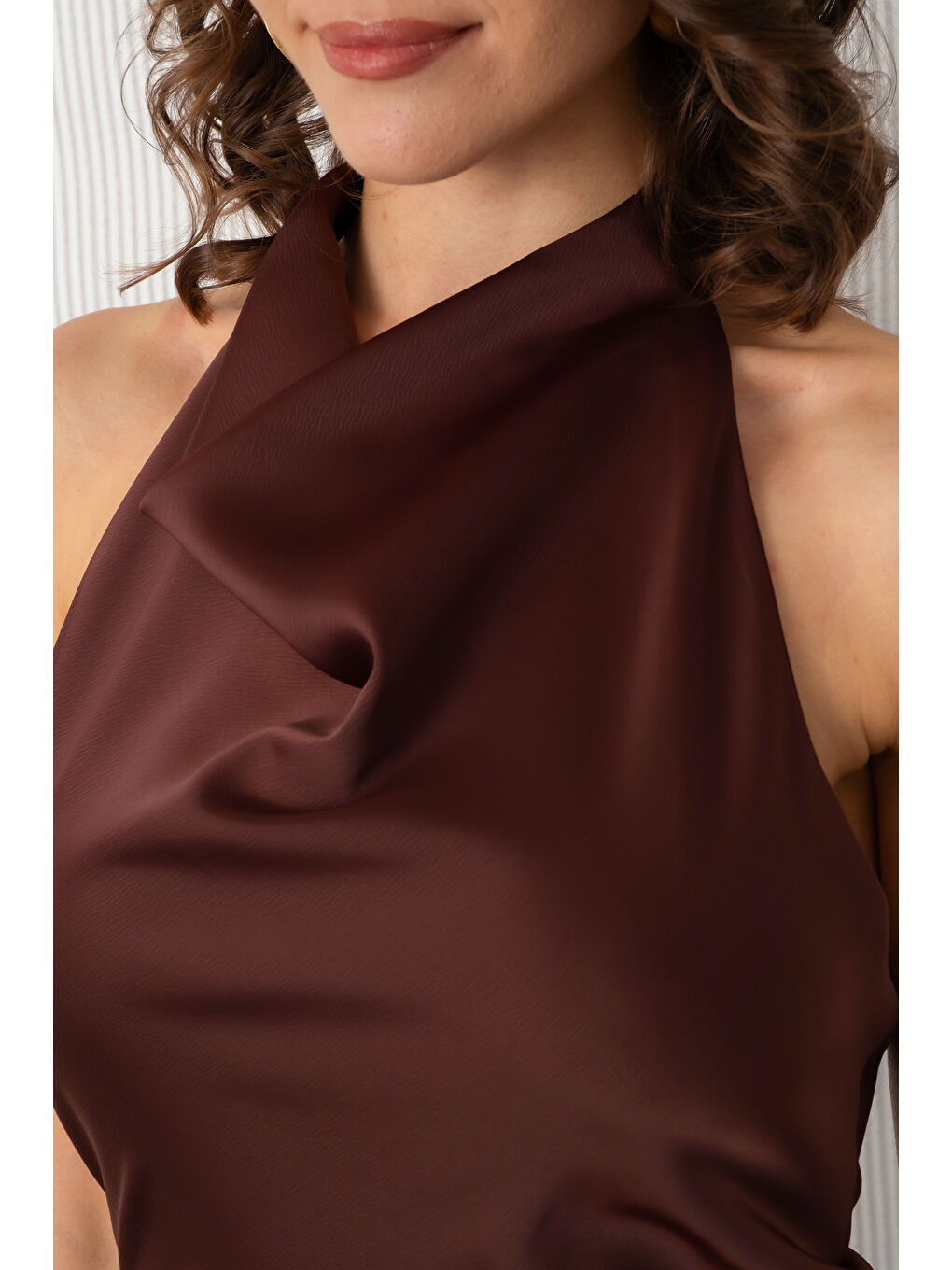 Kadın Kahverengi Sırt Dekolteli Mini Saten Mezuniyet Abiye Elbise-3