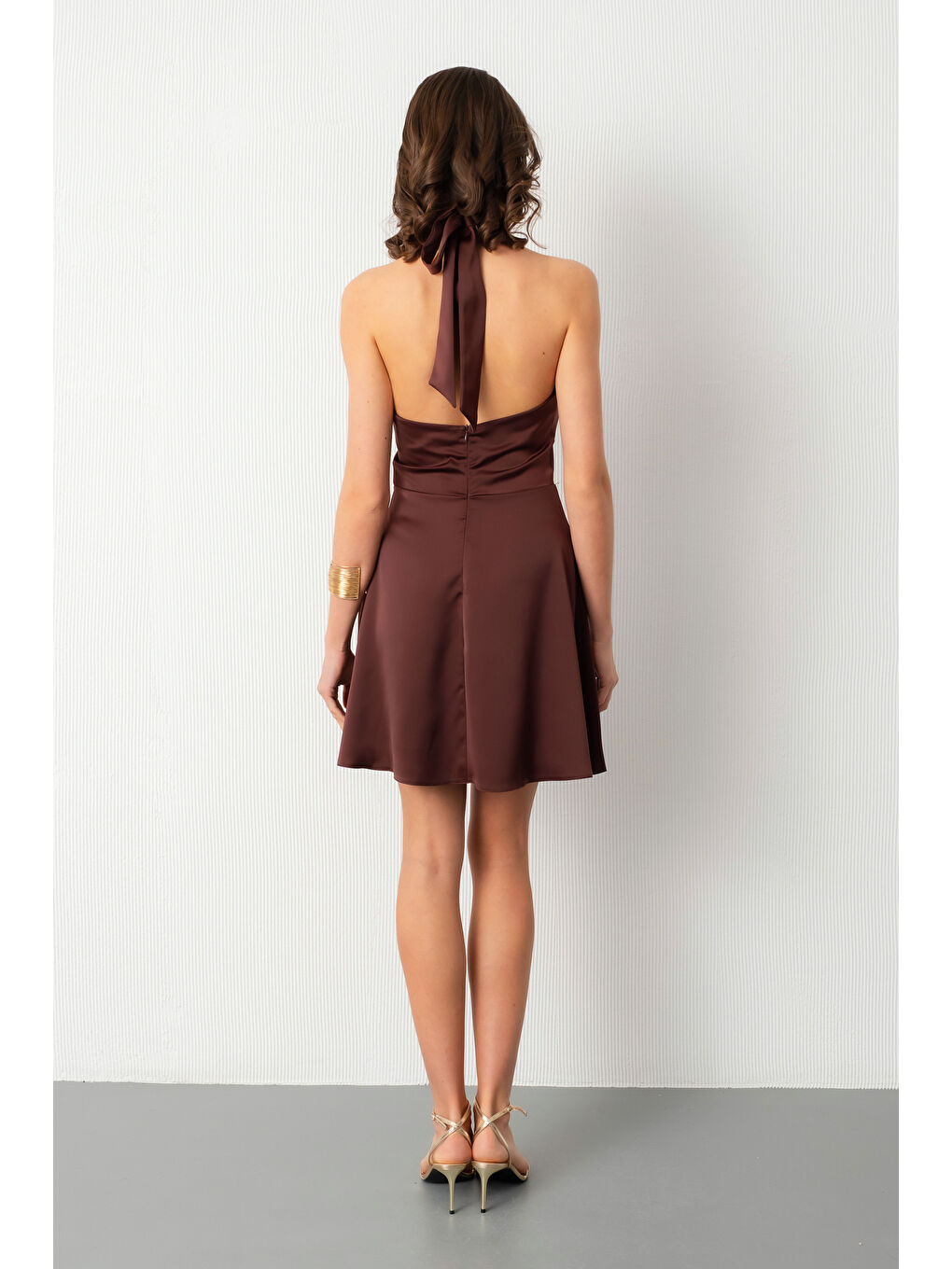 Kadın Kahverengi Sırt Dekolteli Mini Saten Mezuniyet Abiye Elbise-5