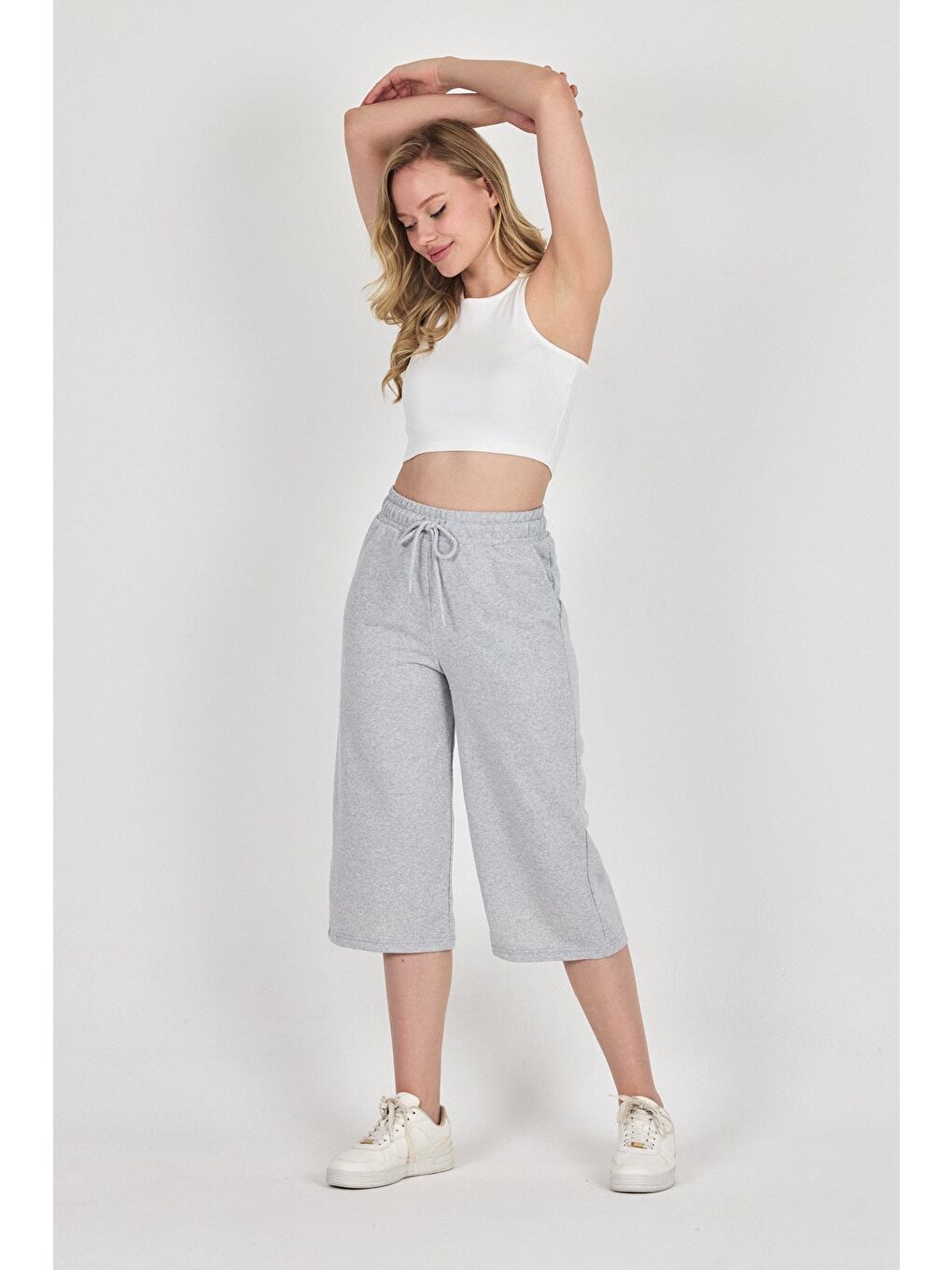 Yüksek Bel Cepli Rahat Kesim Mevsimlik Kadın Diz Altı Bermuda Gri Kapri Şort-1