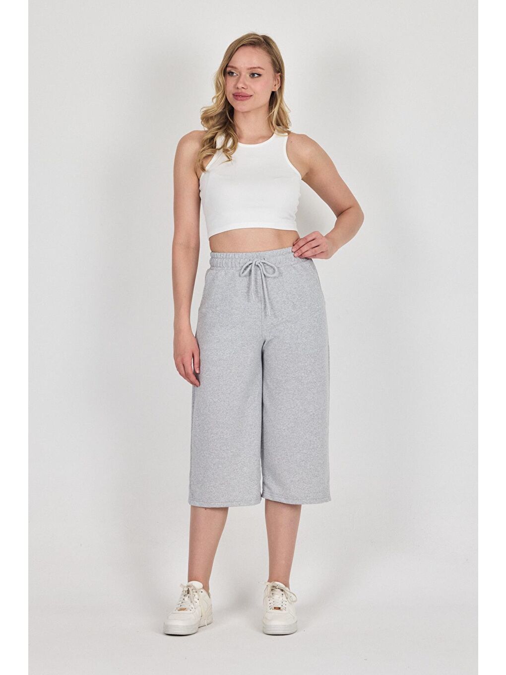Yüksek Bel Cepli Rahat Kesim Mevsimlik Kadın Diz Altı Bermuda Gri Kapri Şort-2