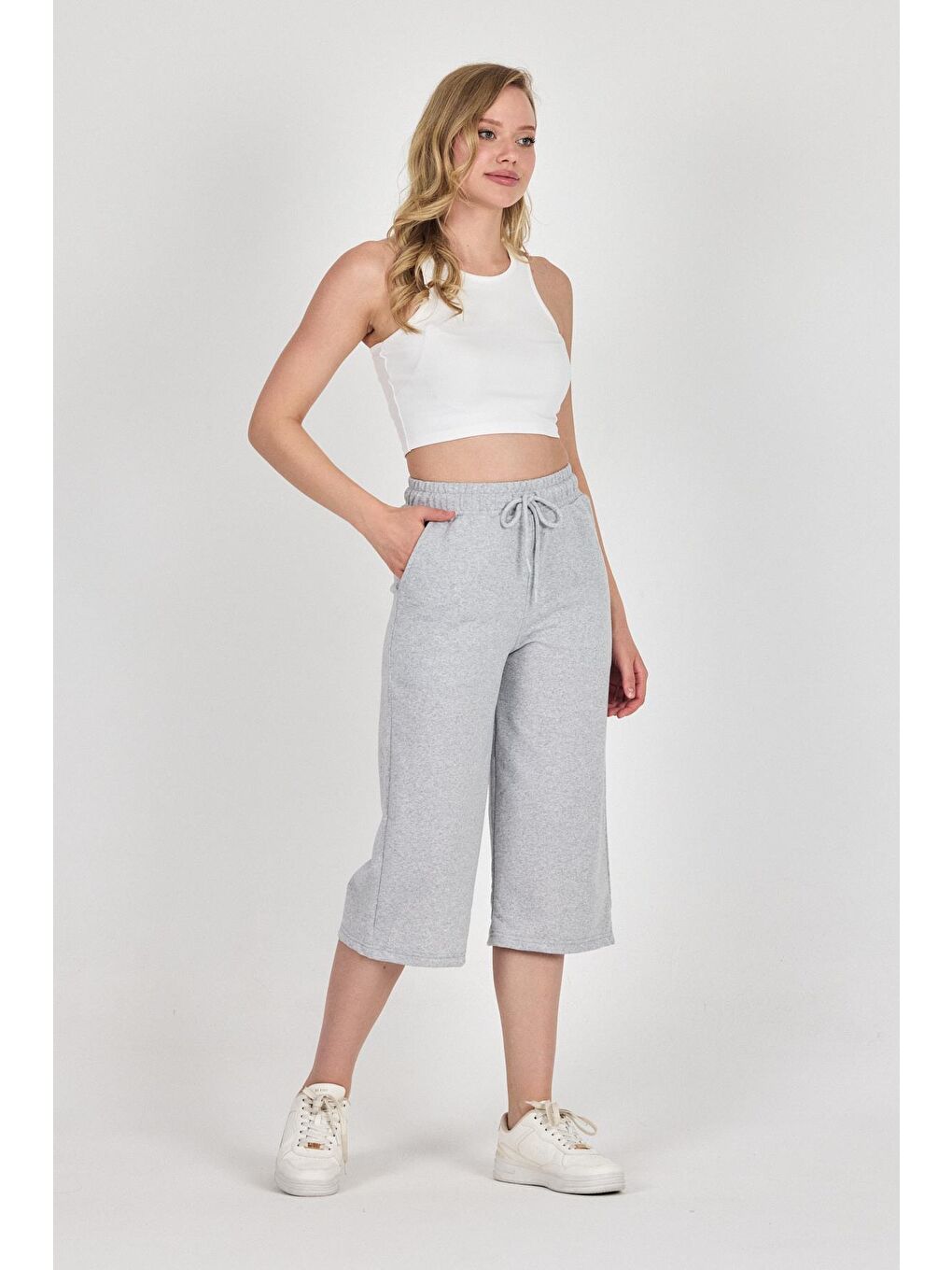 Yüksek Bel Cepli Rahat Kesim Mevsimlik Kadın Diz Altı Bermuda Gri Kapri Şort-3