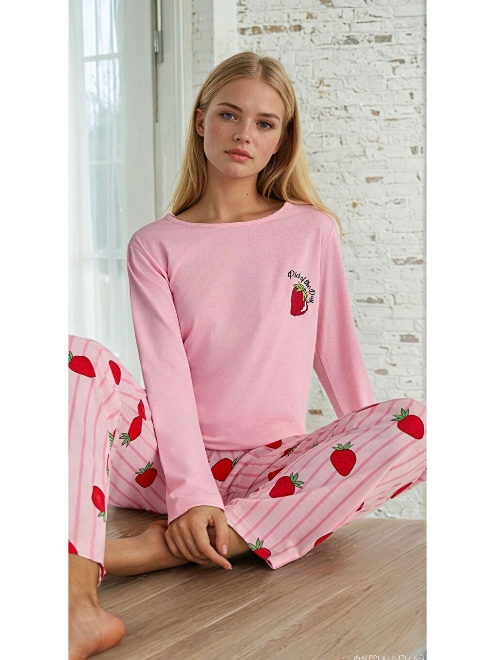 Pembe Çilek Baskılı Uzun Kollu Pijama Takımı