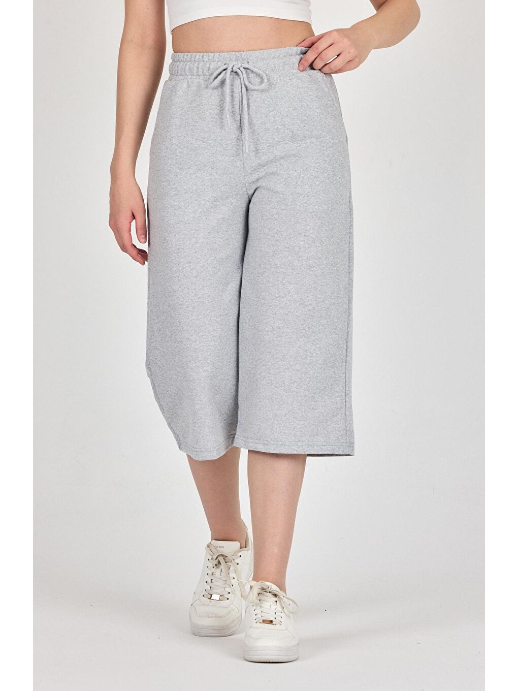 Yüksek Bel Cepli Rahat Kesim Mevsimlik Kadın Diz Altı Bermuda Gri Kapri Şort-4