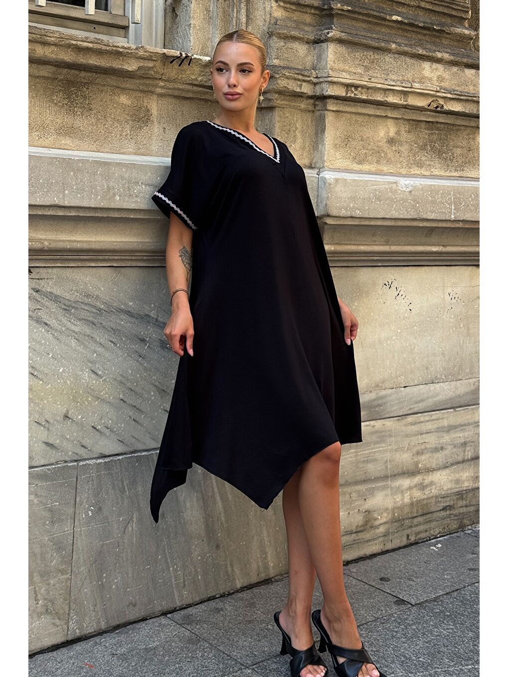 Siyah V Yaka Kısa Kollu Şerit Desenli Elbise