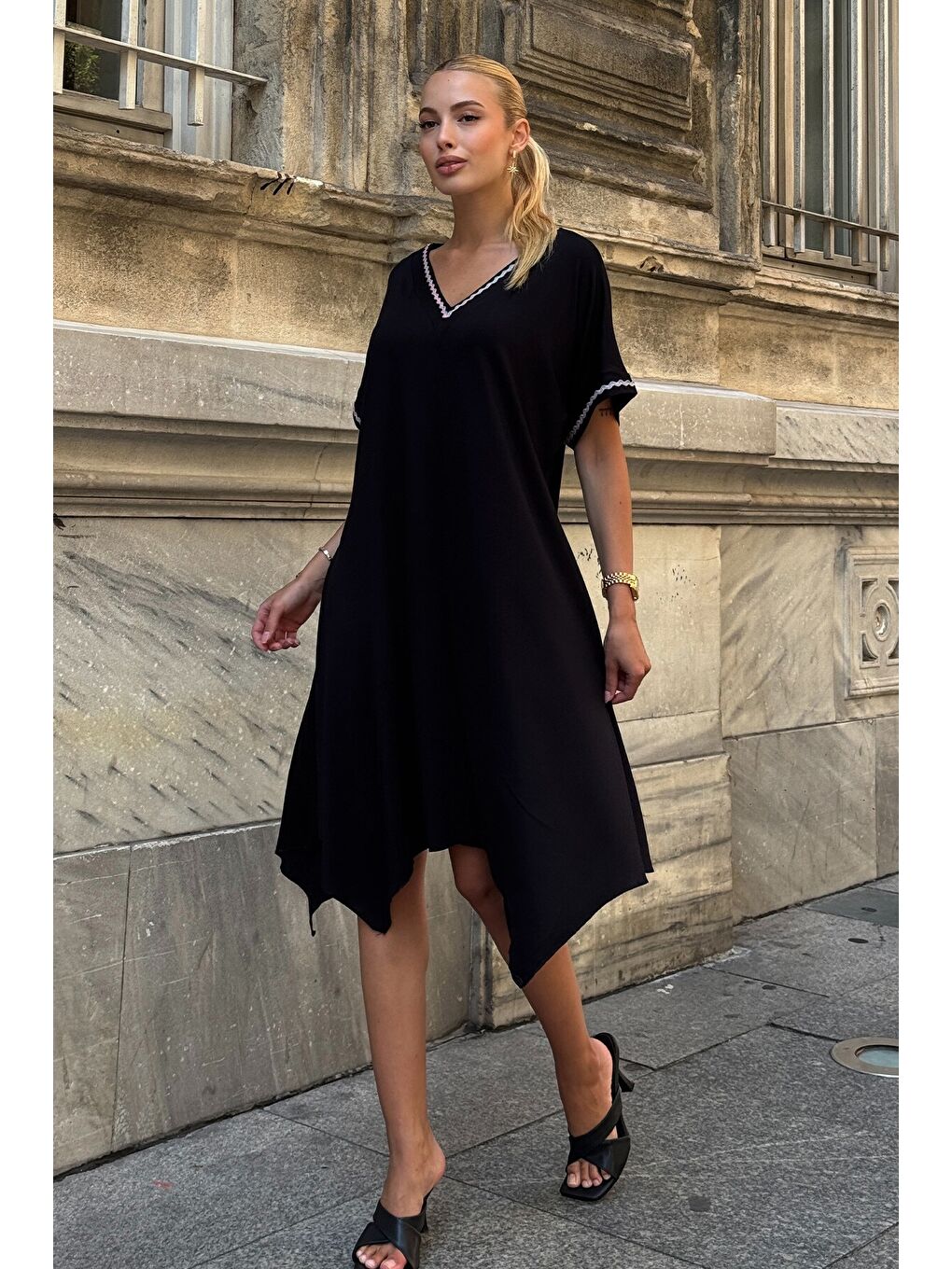 Siyah V Yaka Kısa Kollu Şerit Desenli Elbise-1