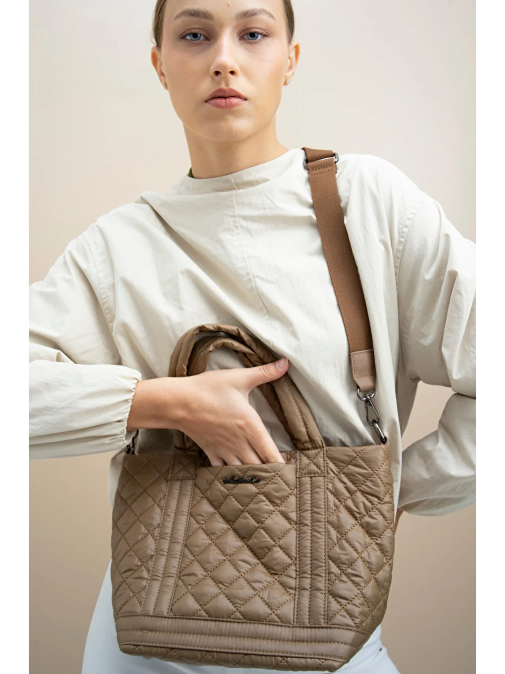 Bej Kapitone Desenli Çok Bölmeli Çapraz Çanta Byn2317