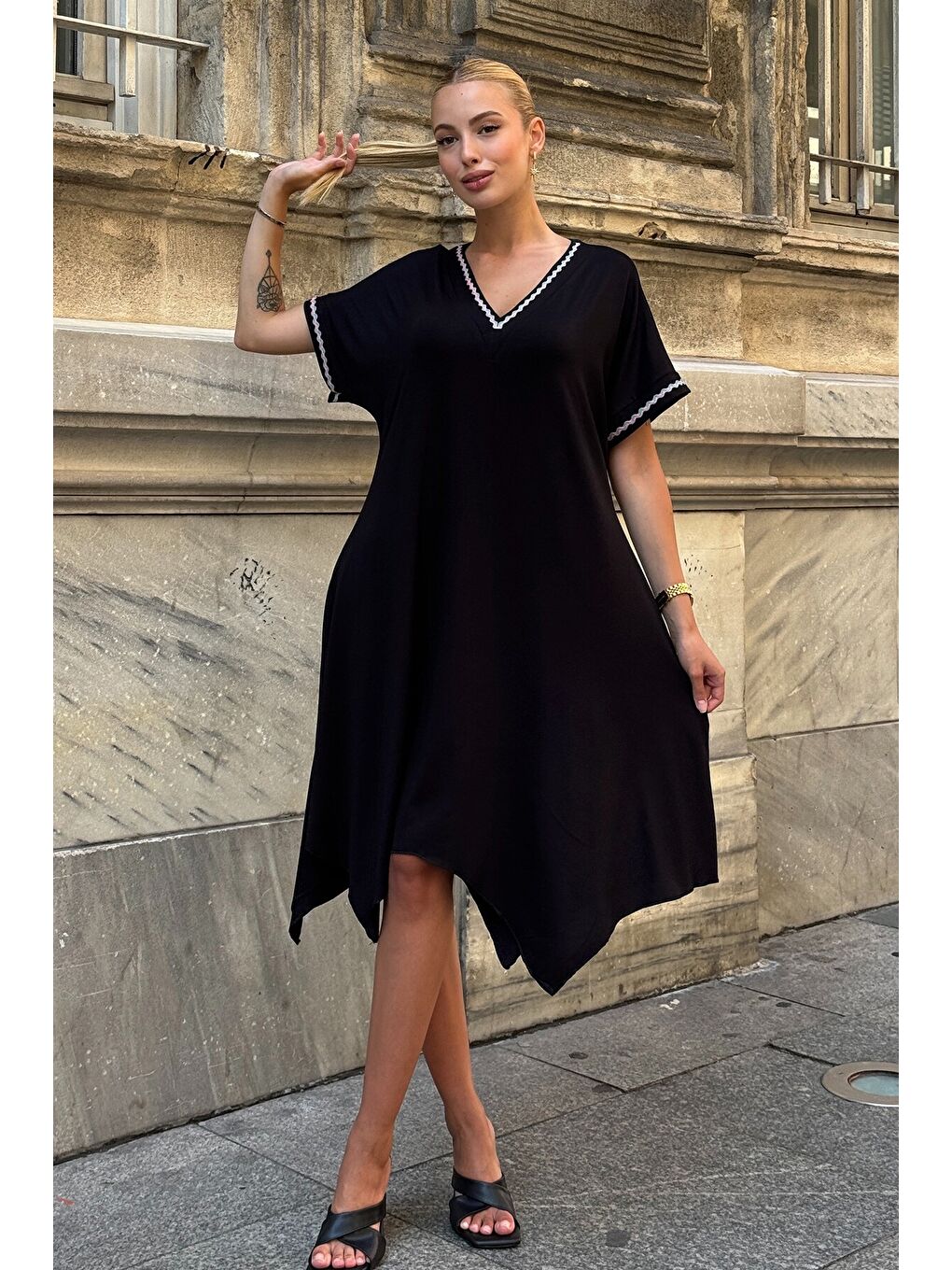 Siyah V Yaka Kısa Kollu Şerit Desenli Elbise-2