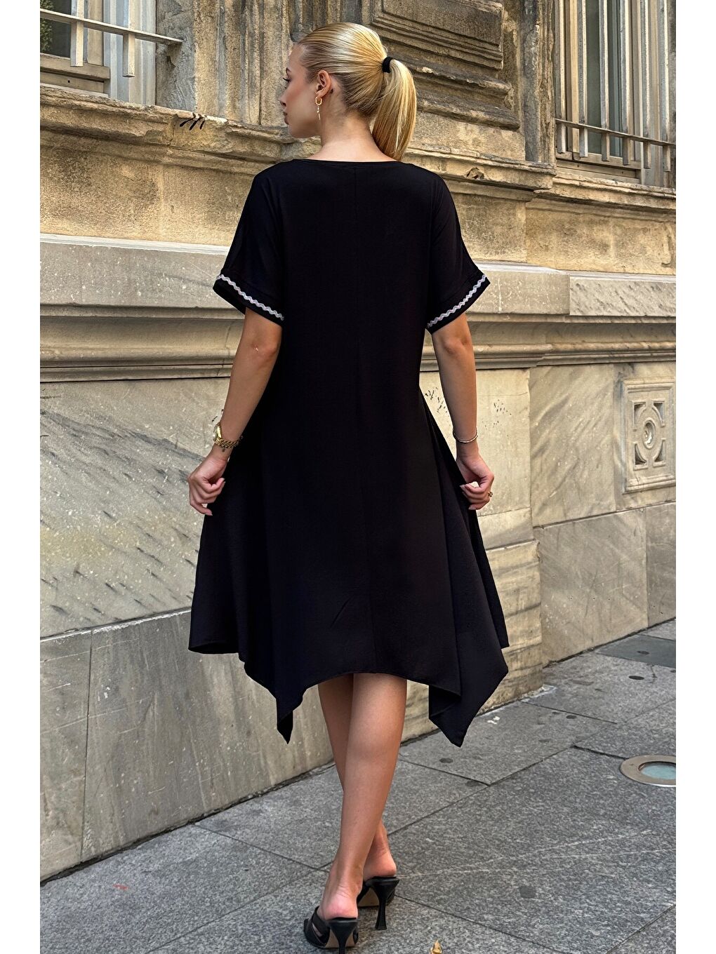 Siyah V Yaka Kısa Kollu Şerit Desenli Elbise-4