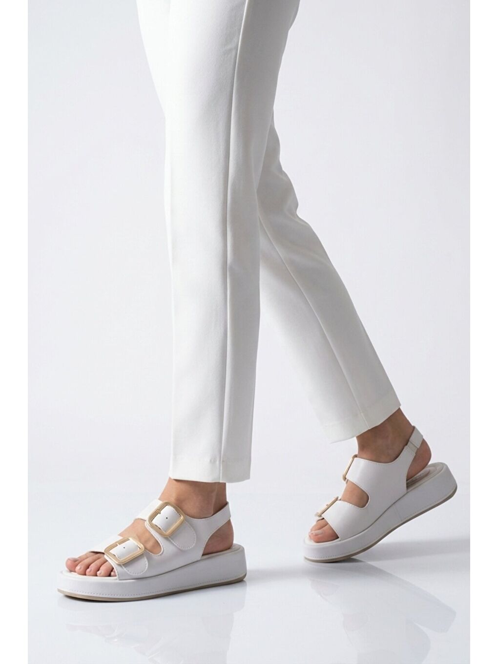 Beyaz Hafif Yumuşak Taban Kadın Sandalet 35332 Z-1