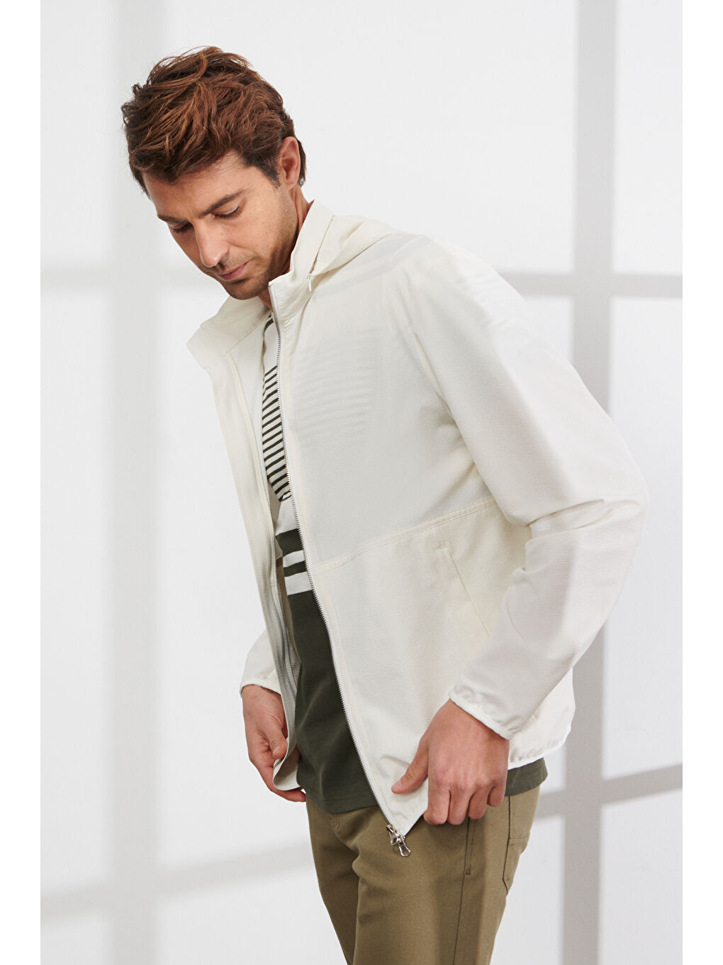 Erkek Ekru Standart Fit Normal Kesim Kapüşonlu Mont-3