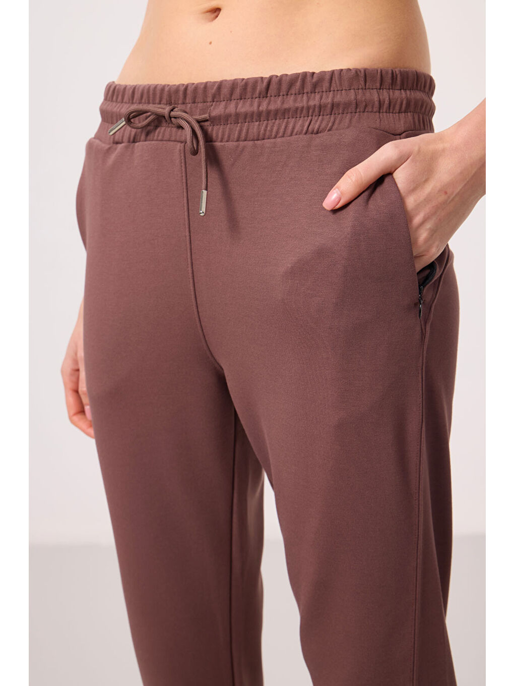 Kahverengi Yumuşak Dokulu Gizli Fermuarlı Dar Paça Kadın Pantolon - 94668-1