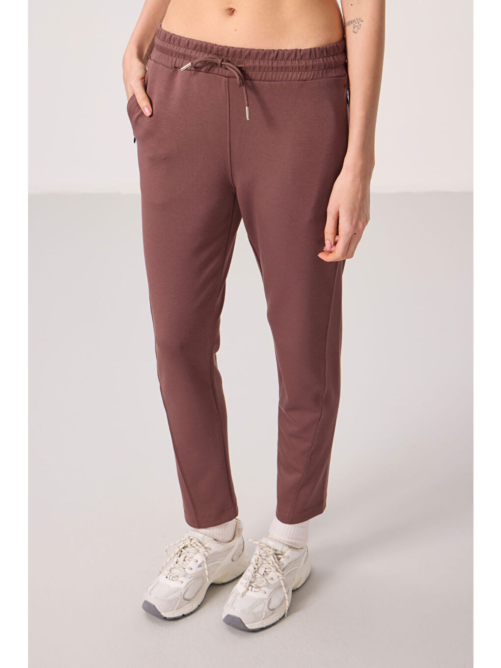 Kahverengi Yumuşak Dokulu Gizli Fermuarlı Dar Paça Kadın Pantolon - 94668-3