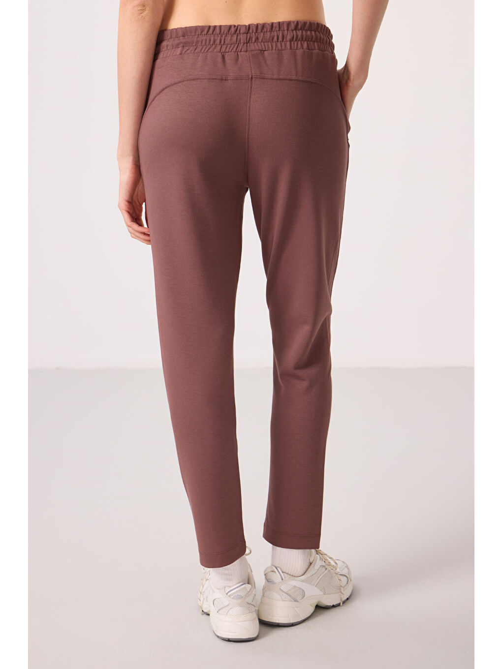 Kahverengi Yumuşak Dokulu Gizli Fermuarlı Dar Paça Kadın Pantolon - 94668-4