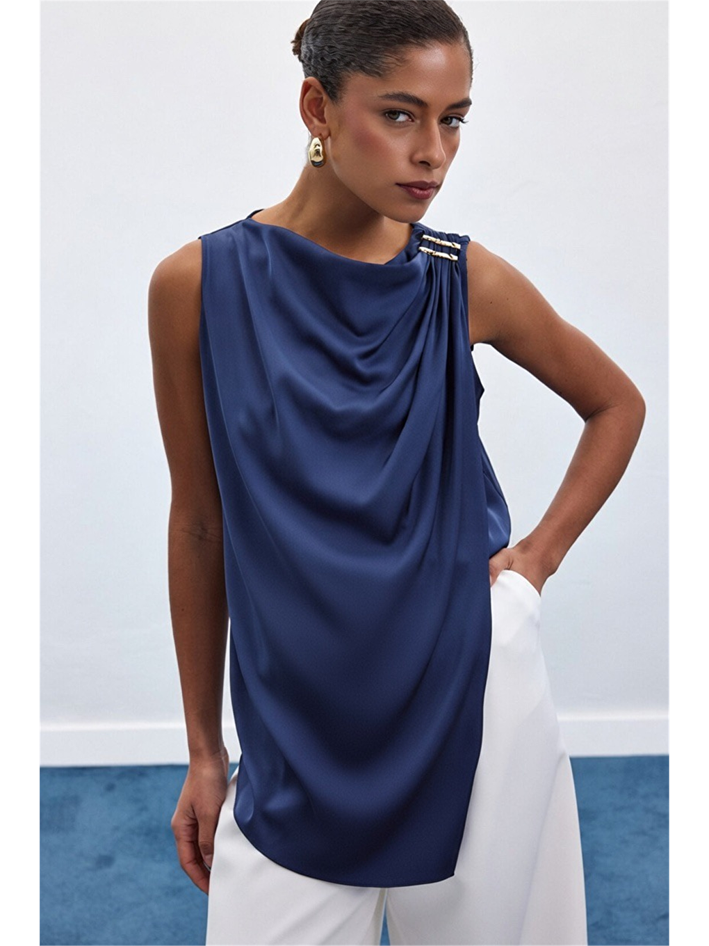 Aksesuar Detaylı Kolsuz Bluz - Lacivert