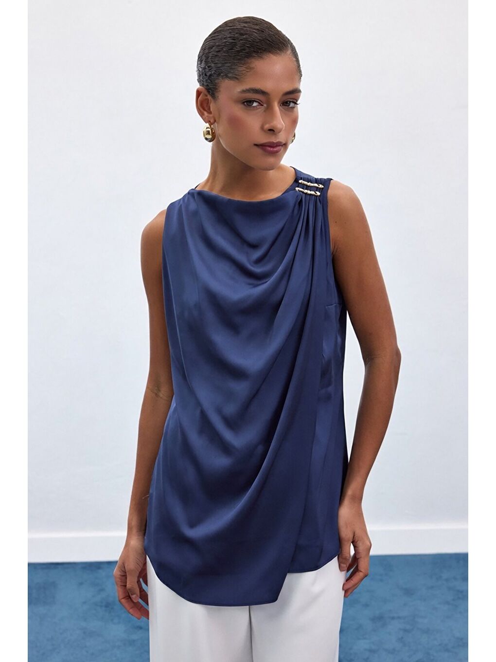 Aksesuar Detaylı Kolsuz Bluz - Lacivert-1