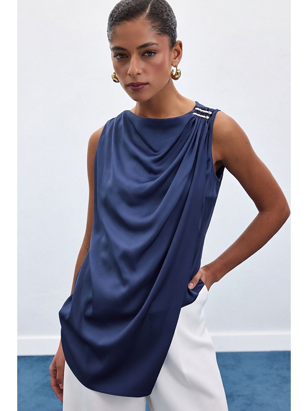 Aksesuar Detaylı Kolsuz Bluz - Lacivert-2