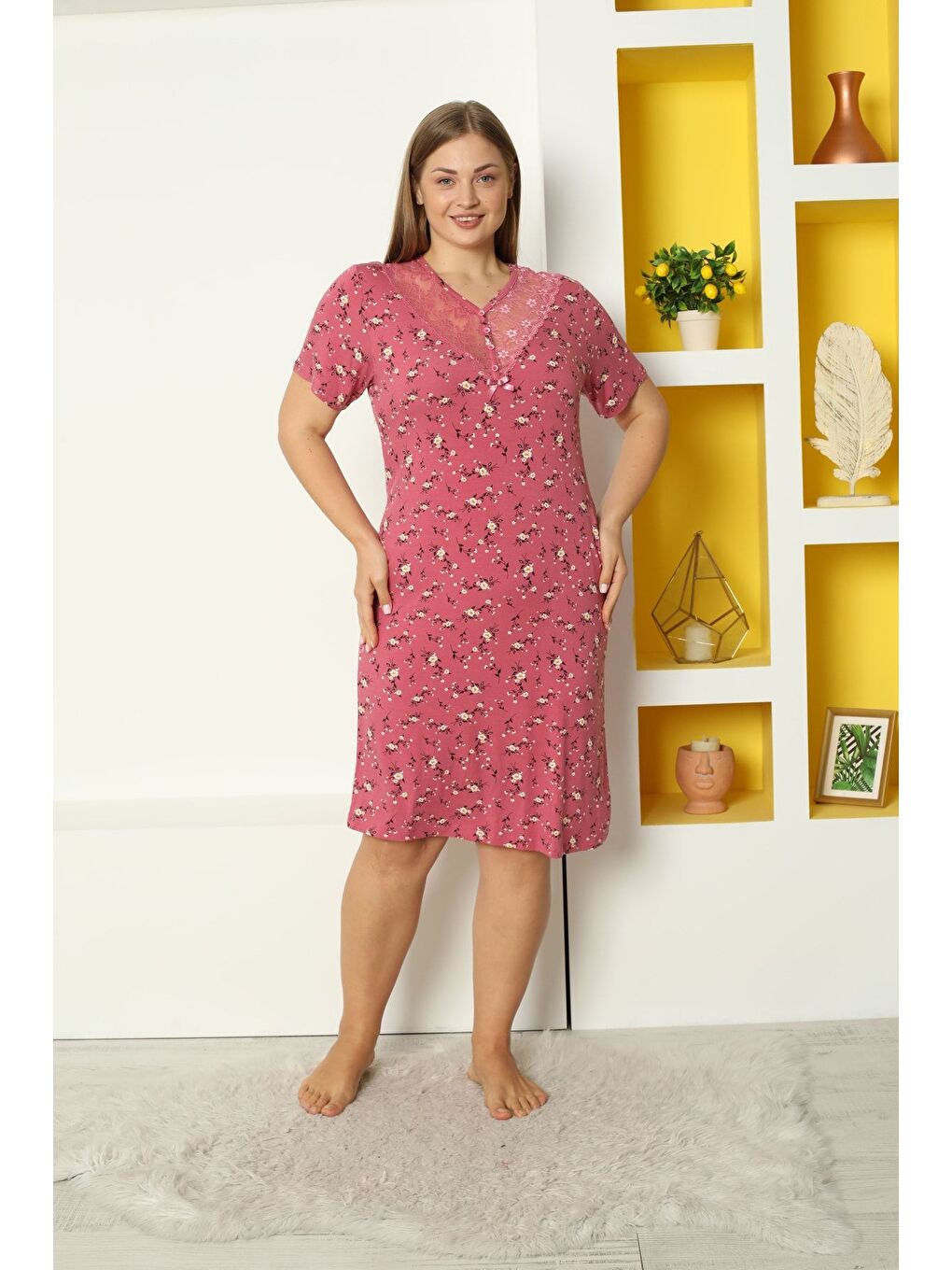 Pembe Desenli Kısa Kollu Dantel Detaylı Büyük Beden Elastanlı Viskon Gecelik-1
