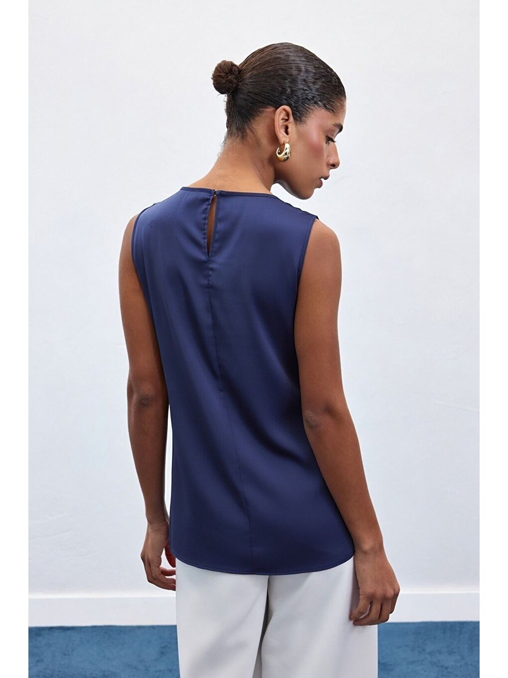 Aksesuar Detaylı Kolsuz Bluz - Lacivert-4