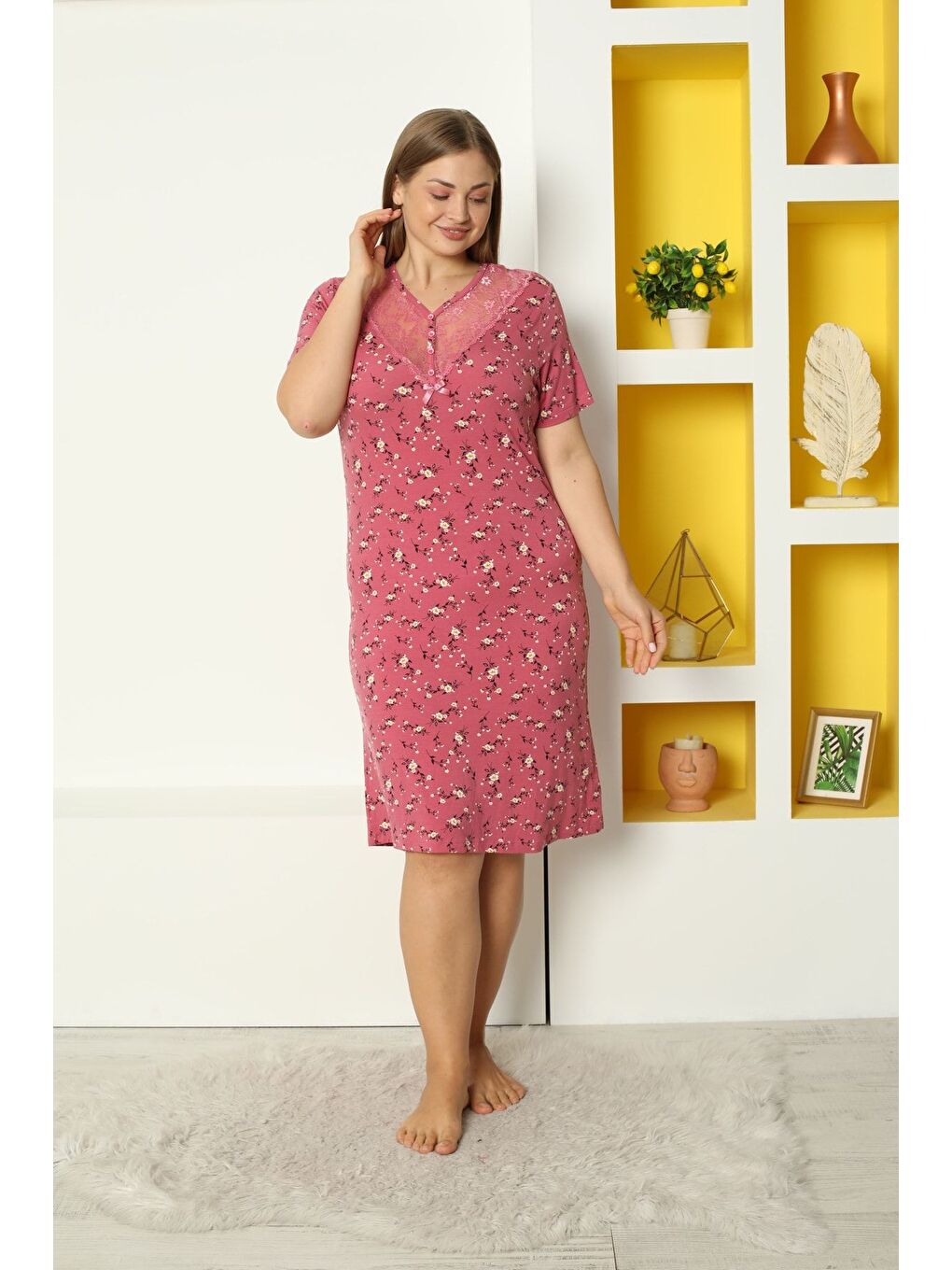 Pembe Desenli Kısa Kollu Dantel Detaylı Büyük Beden Elastanlı Viskon Gecelik-2